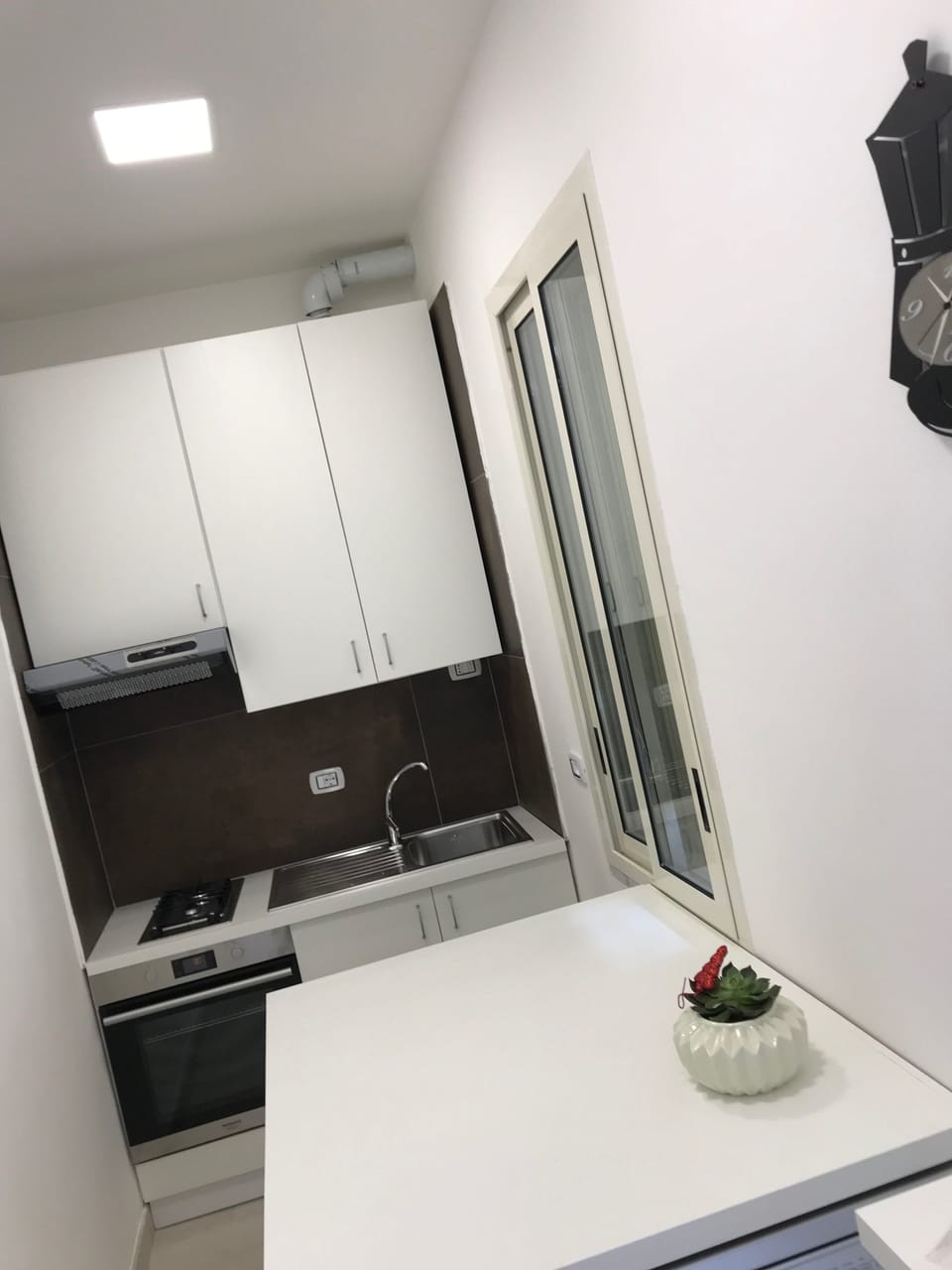 Full-size fridge, microwave, oven, stovetop