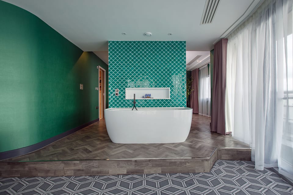 Deep soaking bathtub