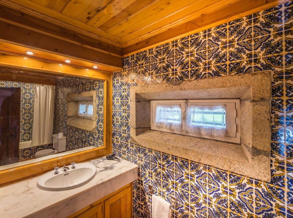 Standard Double Room | Bathroom | Combined shower/tub, free toiletries, hair dryer, towels