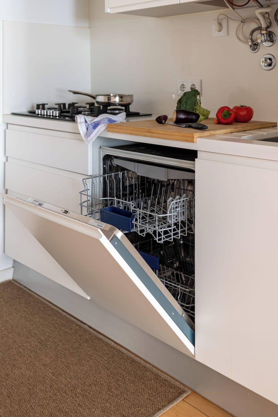 Fully equipped Kitchen | Brand new appliances and kitchenware