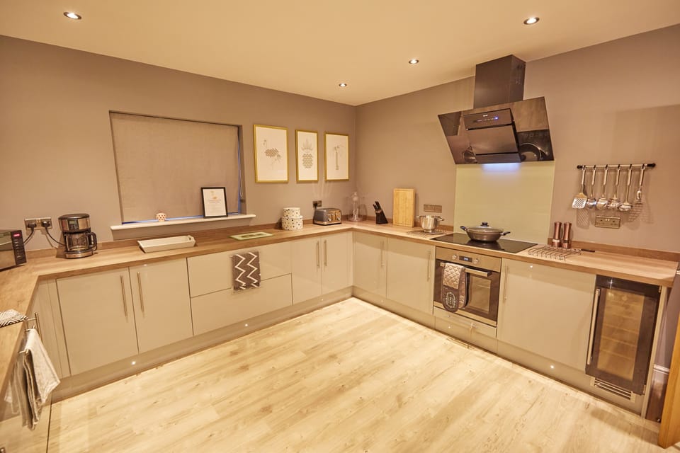 Barn, 5 Bedrooms | Private kitchen | Full-size fridge, oven, stovetop, dishwasher