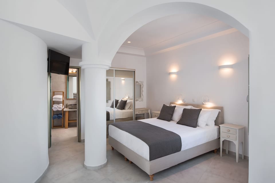 Superior Suite, Sea View | Bathroom | Shower, rainfall showerhead, free toiletries, hair dryer