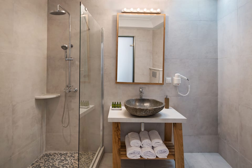 Shower, rainfall showerhead, free toiletries, hair dryer