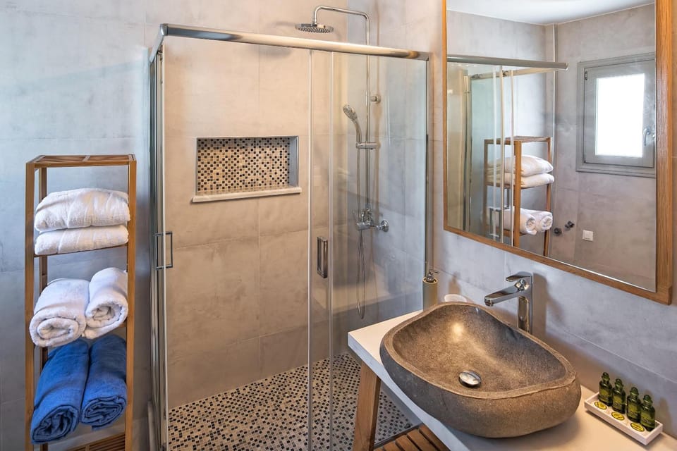 Shower, rainfall showerhead, free toiletries, hair dryer