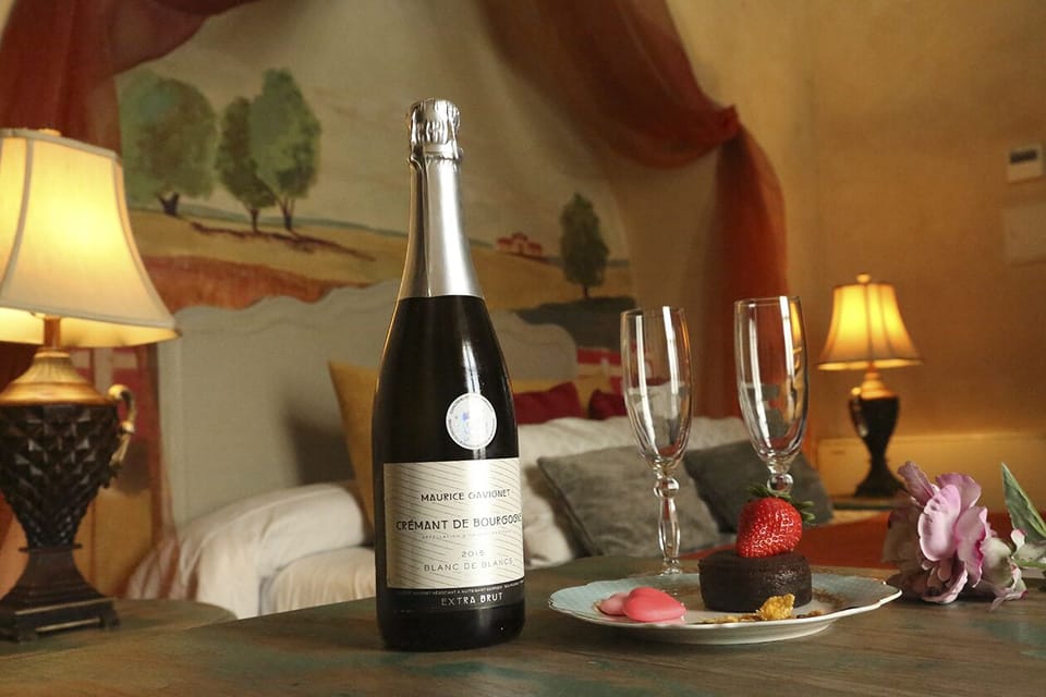 Deluxe Double Room (for 2 people) | In-room dining