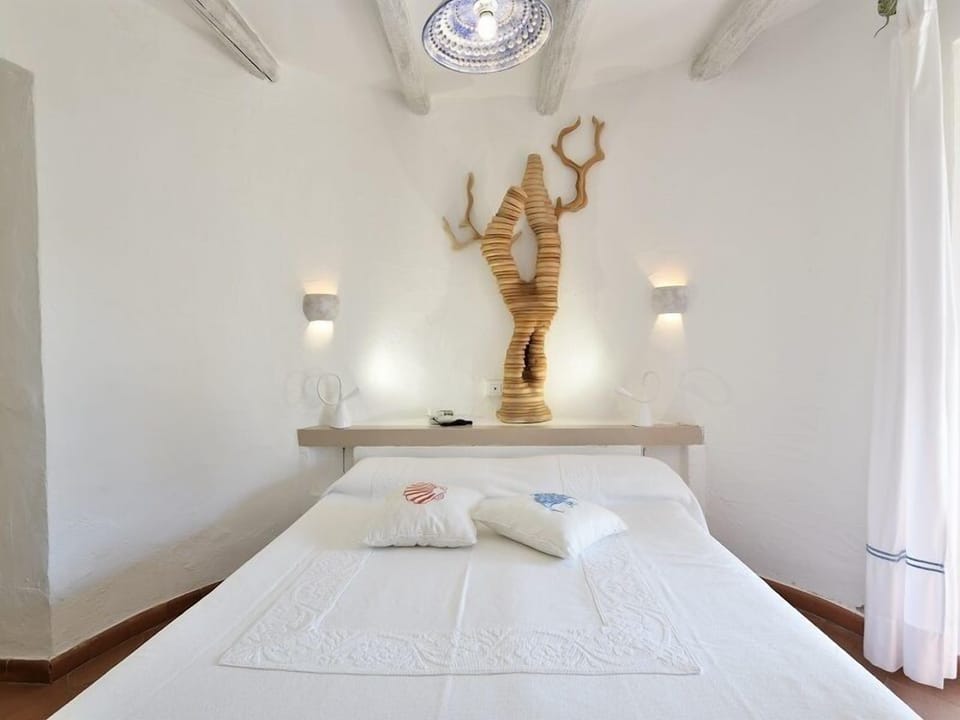 Garden Room | In-room safe, desk, blackout drapes, bed sheets
