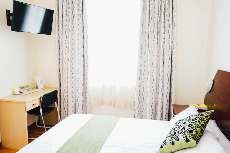 Double Room, Ensuite | Premium bedding, minibar, desk, iron/ironing board