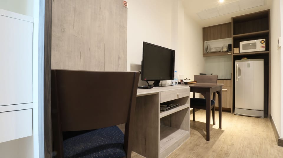 Deluxe Premium | Minibar, in-room safe, desk, laptop workspace