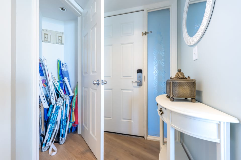 Front Entrance & Beach Closet