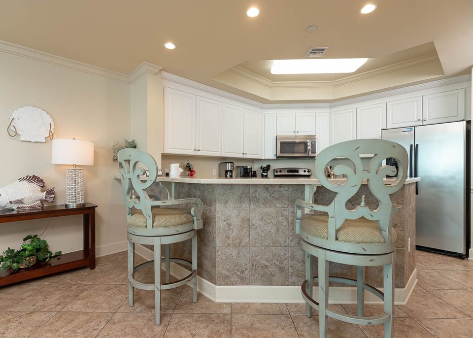 Wake up with morning coffee at the breakfast bar and get ready for a beach day in this stylish space