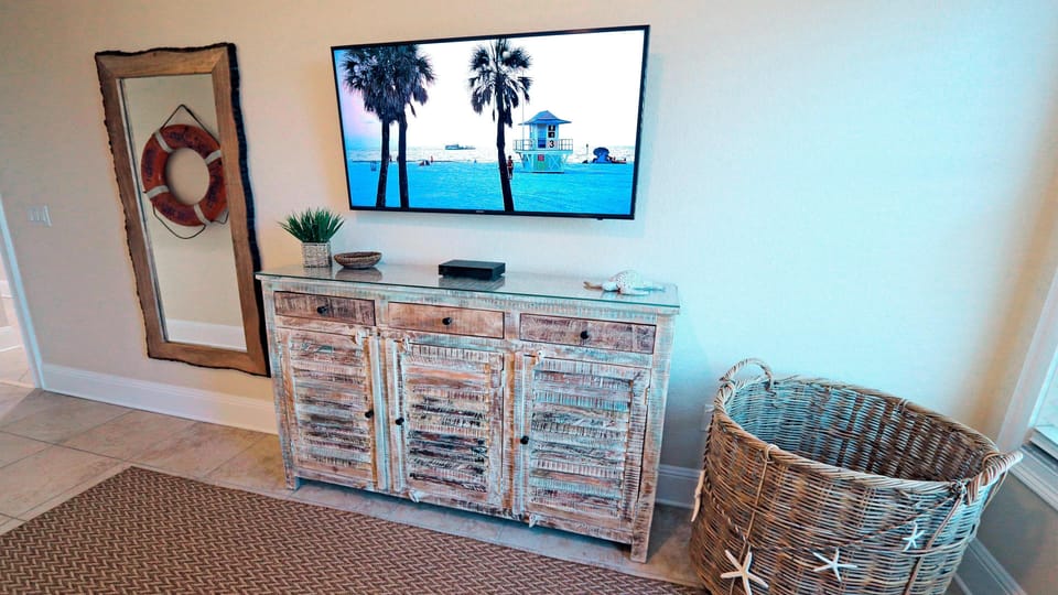 Turtle Bedroom's warm driftwood décor. 