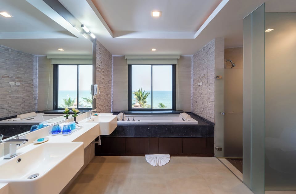 Royal Suite, Sea View | Bathroom | Free toiletries, hair dryer, bathrobes, slippers