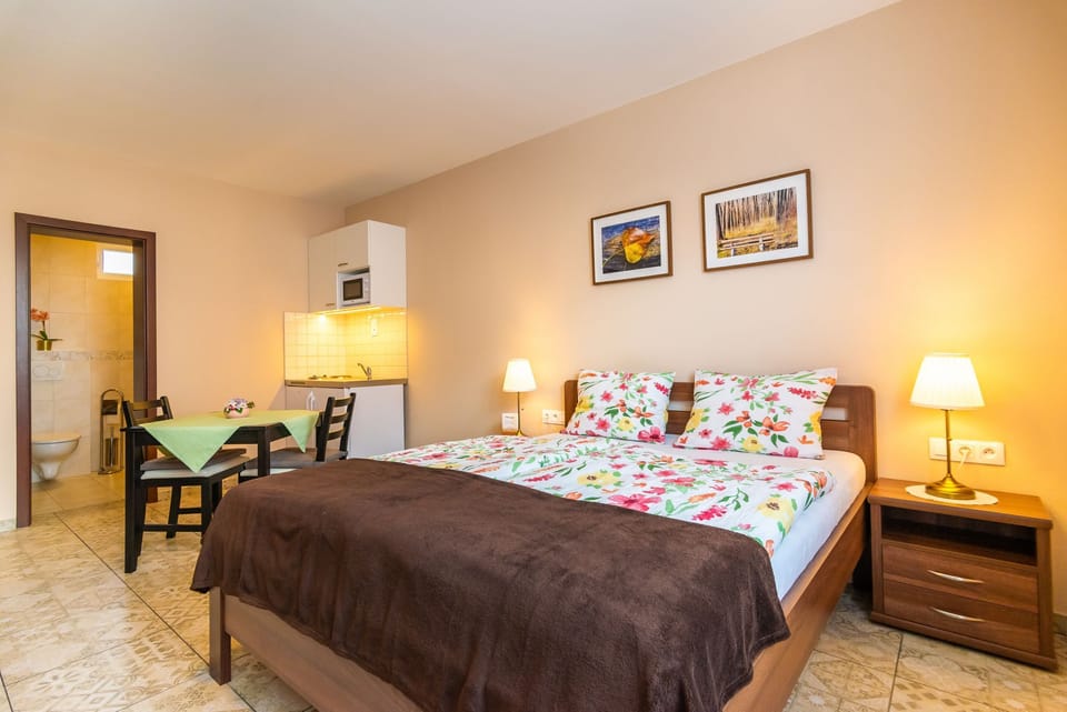 Comfort Apartment, 2 Bedrooms (1) | 2 bedrooms, desk, blackout drapes, soundproofing