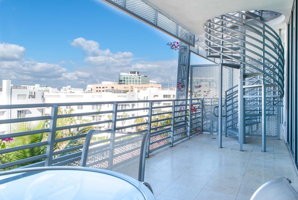 Perfect balcony for breakfast while enjoying the Art Deco views