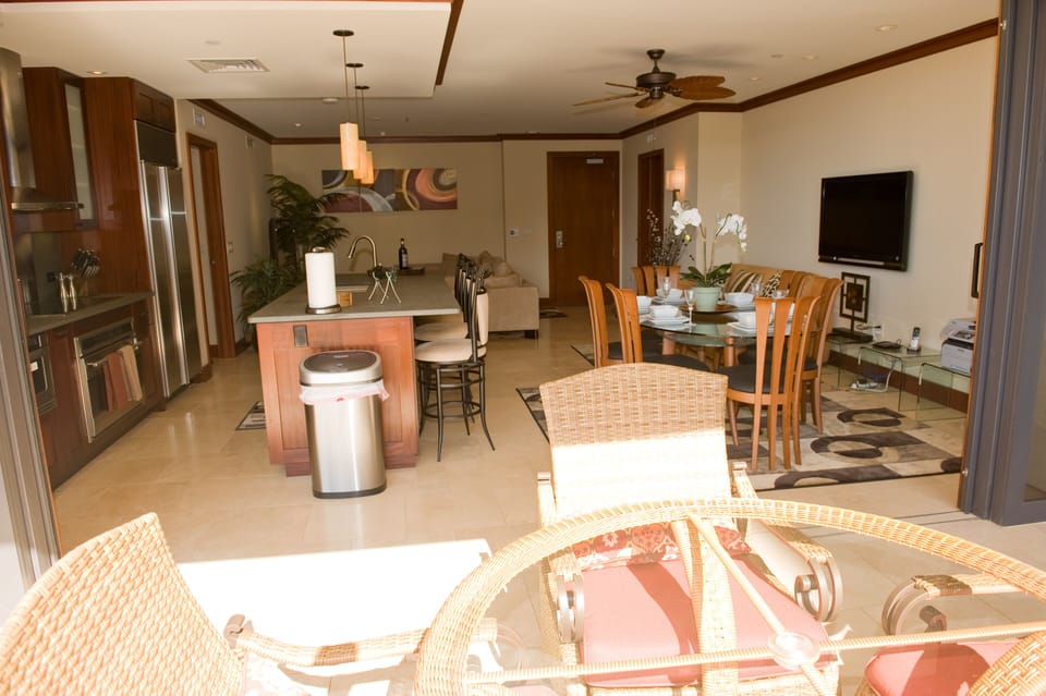 Lanai to dining room view in this Oahu, Hawaii vacation rental by owners