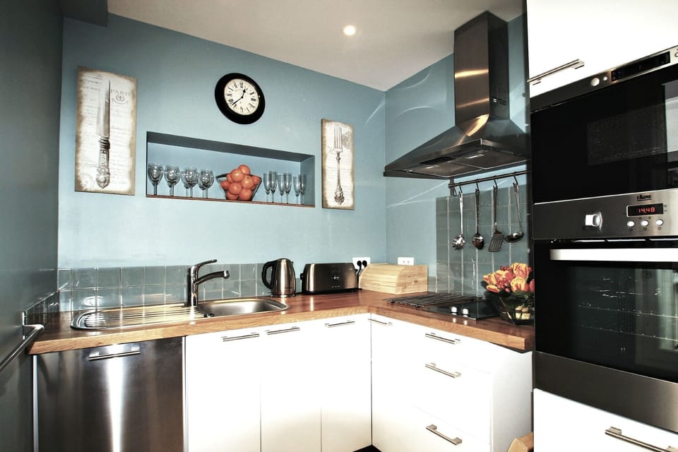 Separate kitchen, spacious, bright. Fully equiped & renovated