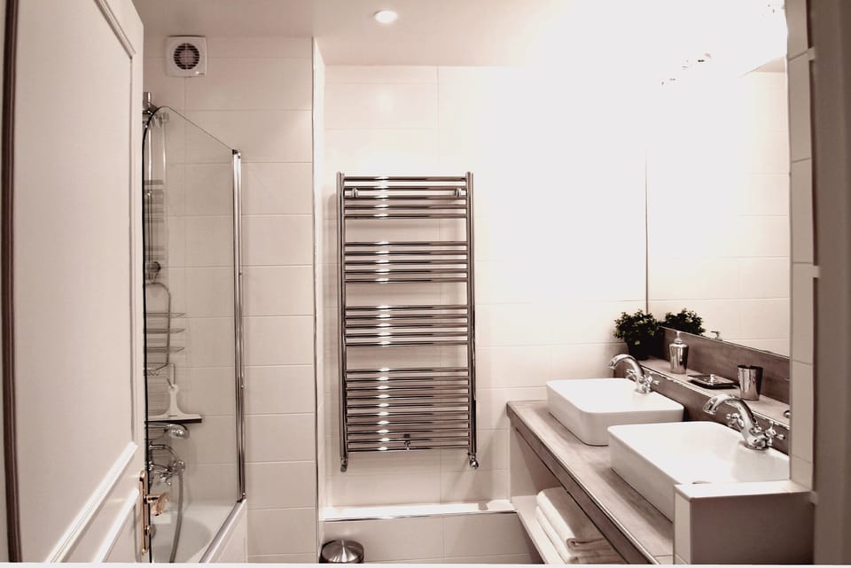 There are 2 sinks in the bathroom, for more comfort.