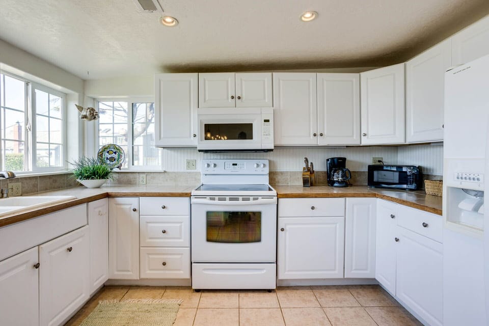 Large and spacious kitchen.