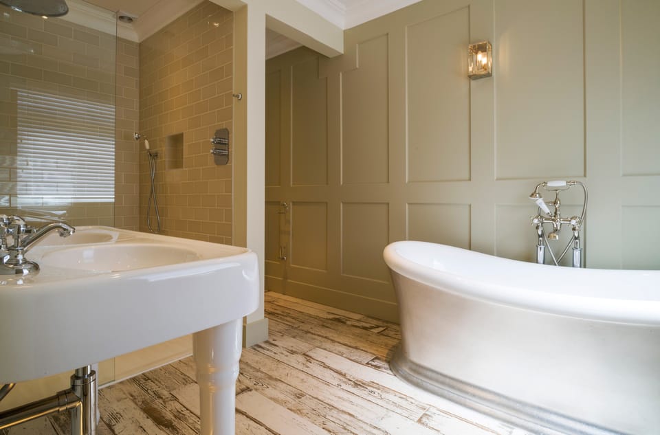 Penventon Suite | Bathroom | Free toiletries, hair dryer, towels