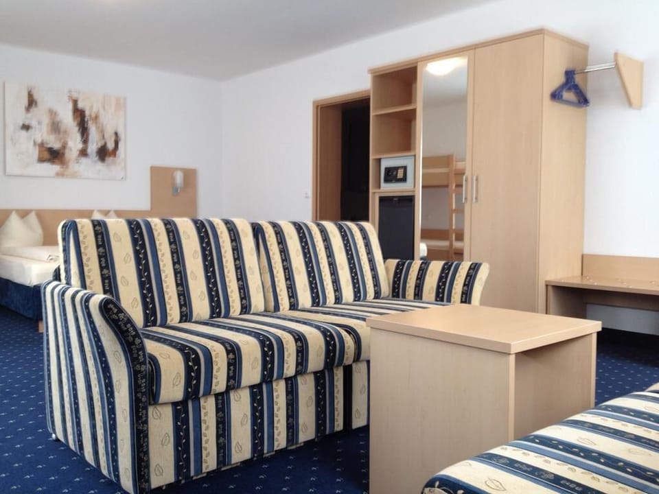 Hypo-allergenic bedding, down comforters, minibar, in-room safe
