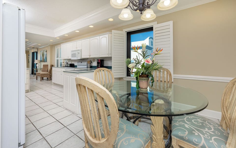 Enjoy a cup of morning coffee at the breakfast table and enjoy the stunning views