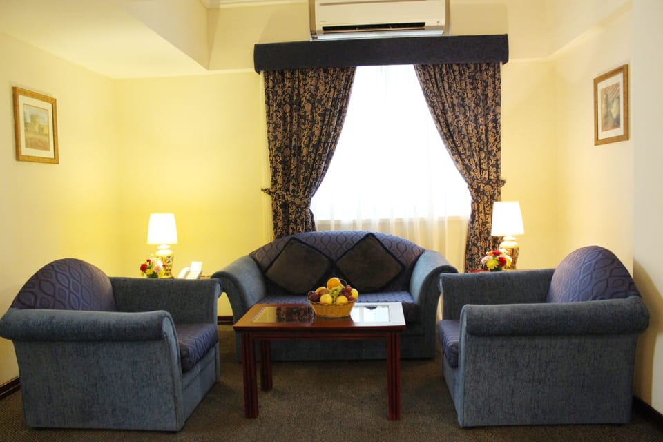 Suite | In-room safe, free WiFi, bed sheets, alarm clocks