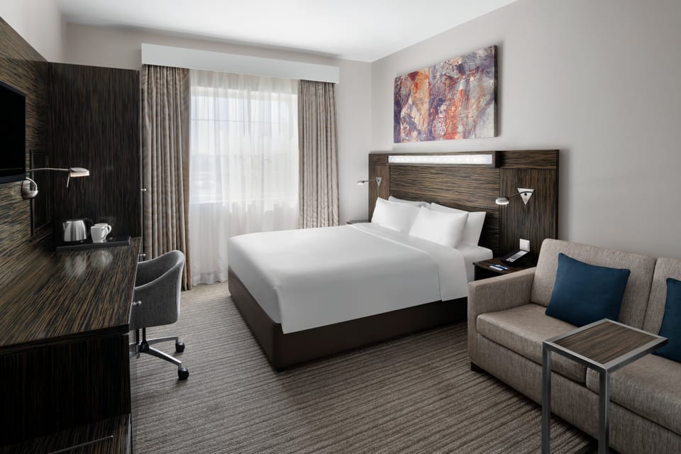 Minibar, in-room safe, desk, iron/ironing board