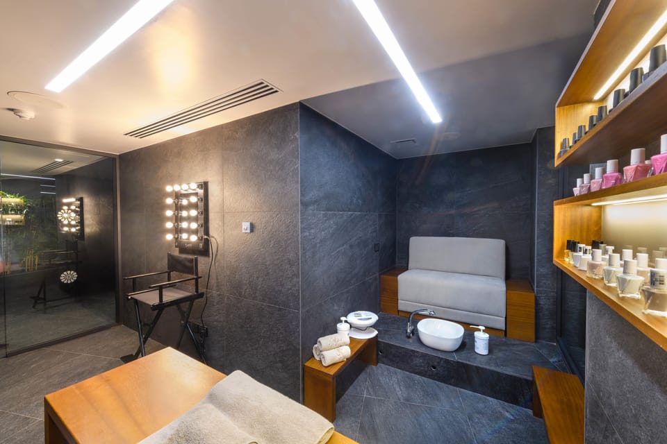 Couples treatment rooms, sauna, hot tub, steam room, body treatments