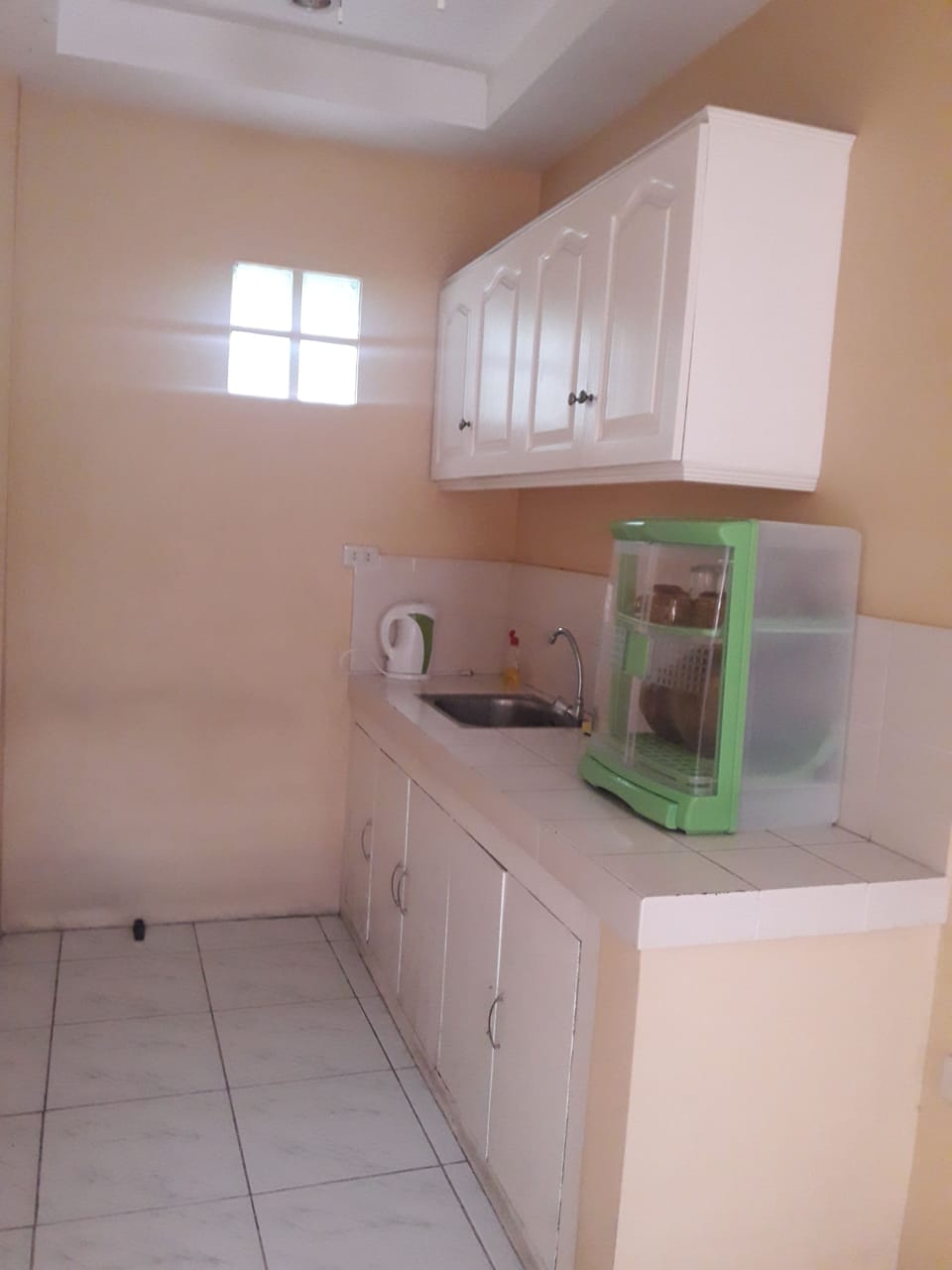 Cookware/dishes/utensils, paper towels