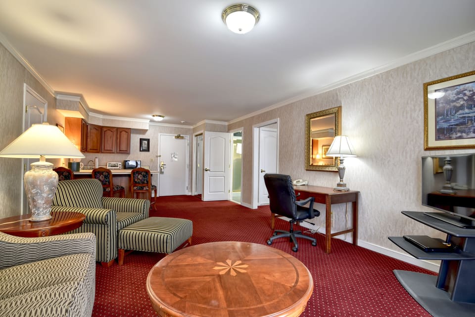 Val Kill Executive Room | Living area | 40-inch TV with cable channels