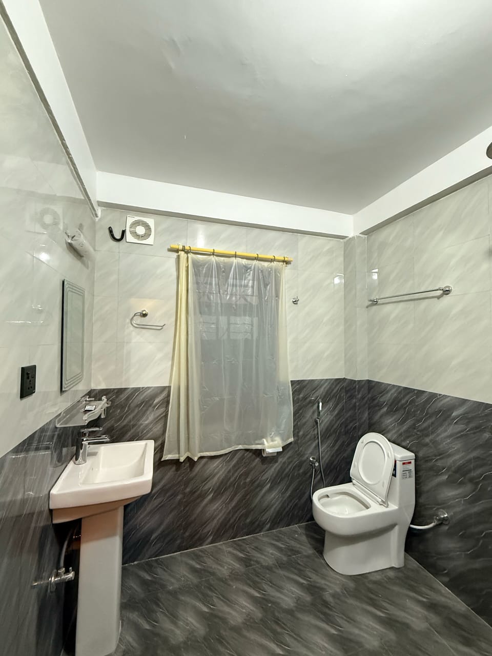 Deluxe Double or Twin Room, Multiple Beds | Bathroom | Free toiletries, slippers, towels