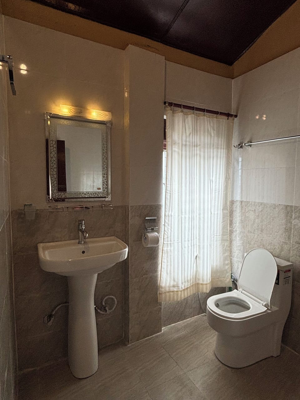 Basic Double Room, Private Bathroom, Garden View | Bathroom | Free toiletries, slippers, towels