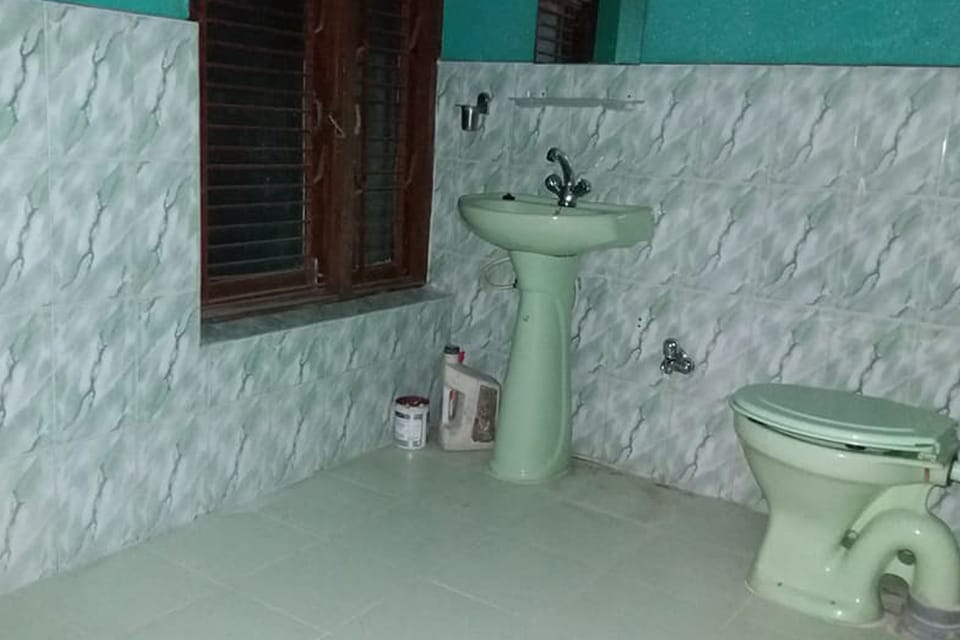 Shower, free toiletries, towels