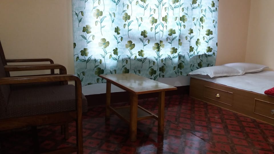 Basic Single Room, 1 Double Bed | Desk, free WiFi