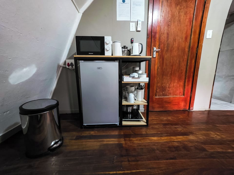 Deluxe Twin Room | Private kitchen | Fridge, microwave