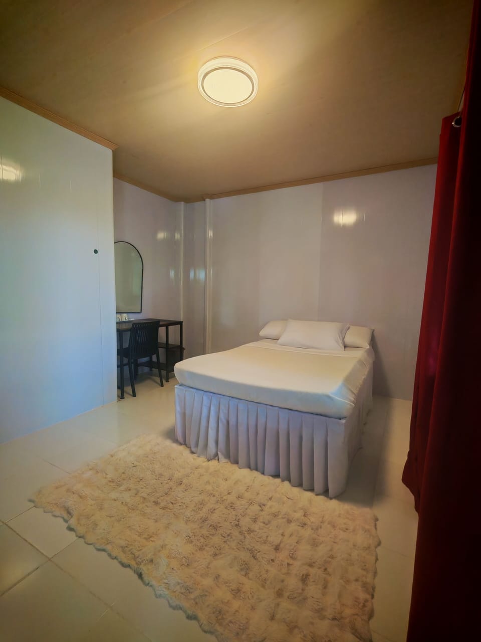 Deluxe Studio Suite, Air conditioning | Desk, iron/ironing board, bed sheets