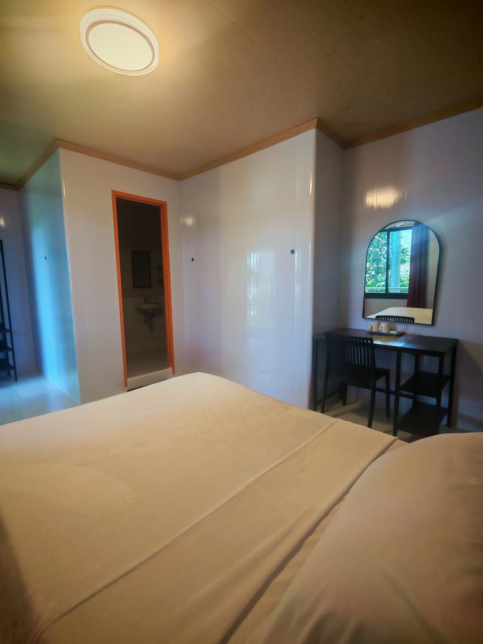 Deluxe Studio Suite, Air conditioning | Desk, iron/ironing board, bed sheets