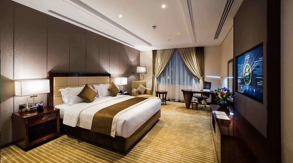 Premium Room, 1 King Bed, City View | Minibar, in-room safe, desk, soundproofing