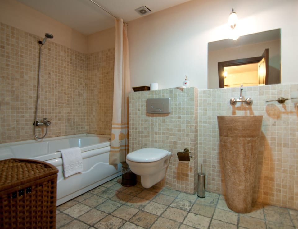 Combined shower/tub, jetted tub, hydromassage showerhead