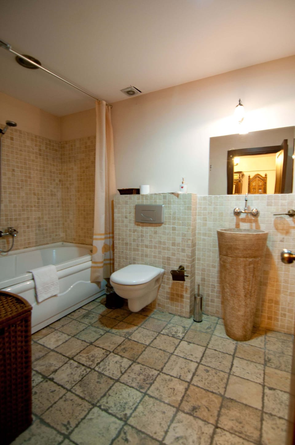 Executive Suite, 1 King Bed with Sofa bed, City View | Bathroom | Combined shower/tub, jetted tub, hydromassage showerhead