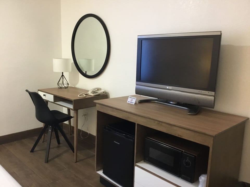 32-inch LCD TV with cable channels, TV