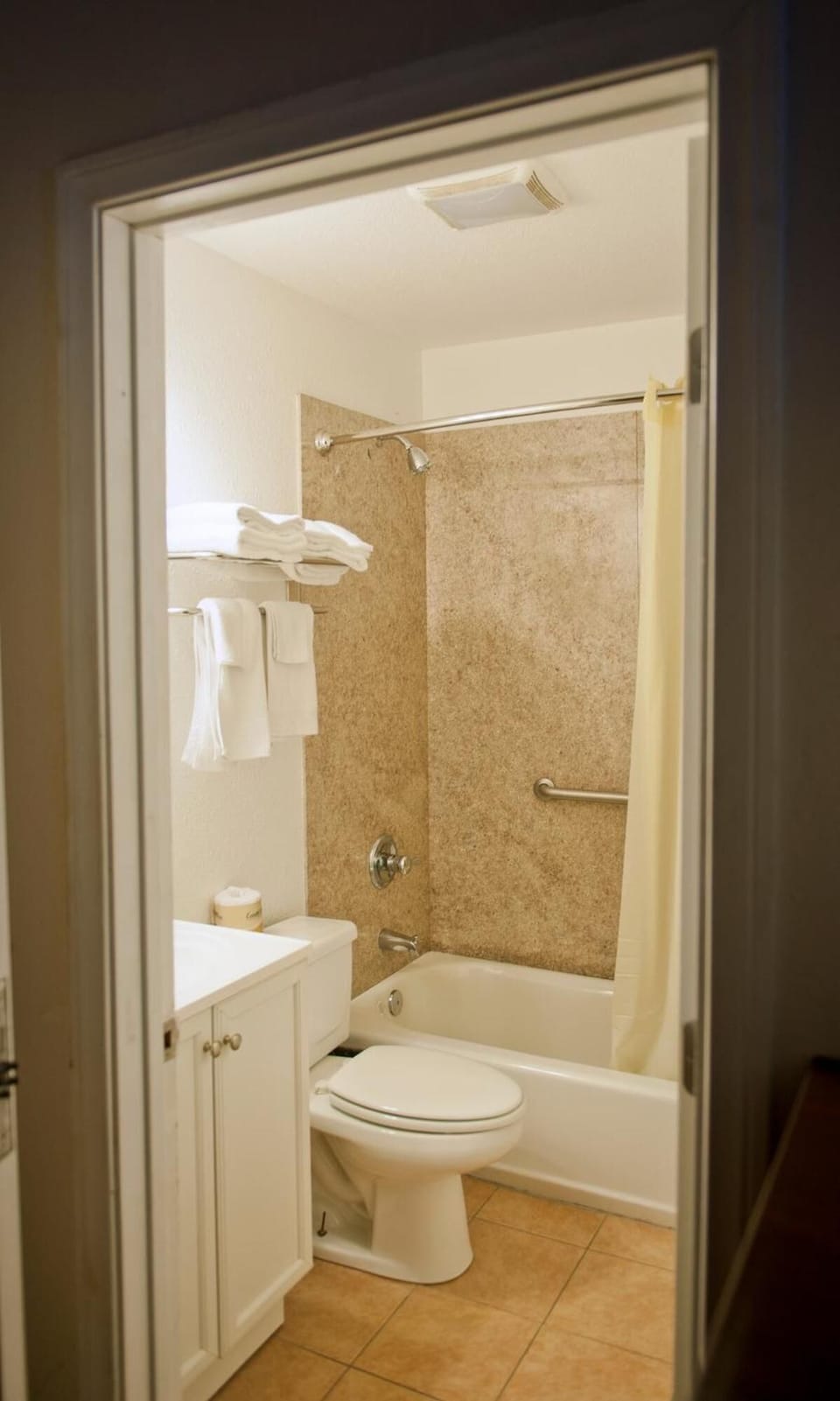 Combined shower/tub, free toiletries, hair dryer, towels