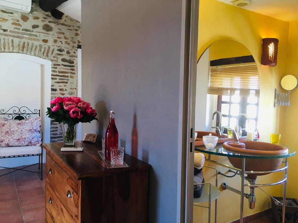 Deluxe Suite, Terrace (Suite Pigeonnier) | Individually decorated, individually furnished, desk, blackout drapes