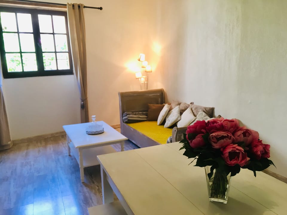 Comfort Duplex, 2 Bedrooms (Gite) | Individually decorated, individually furnished, desk, blackout drapes
