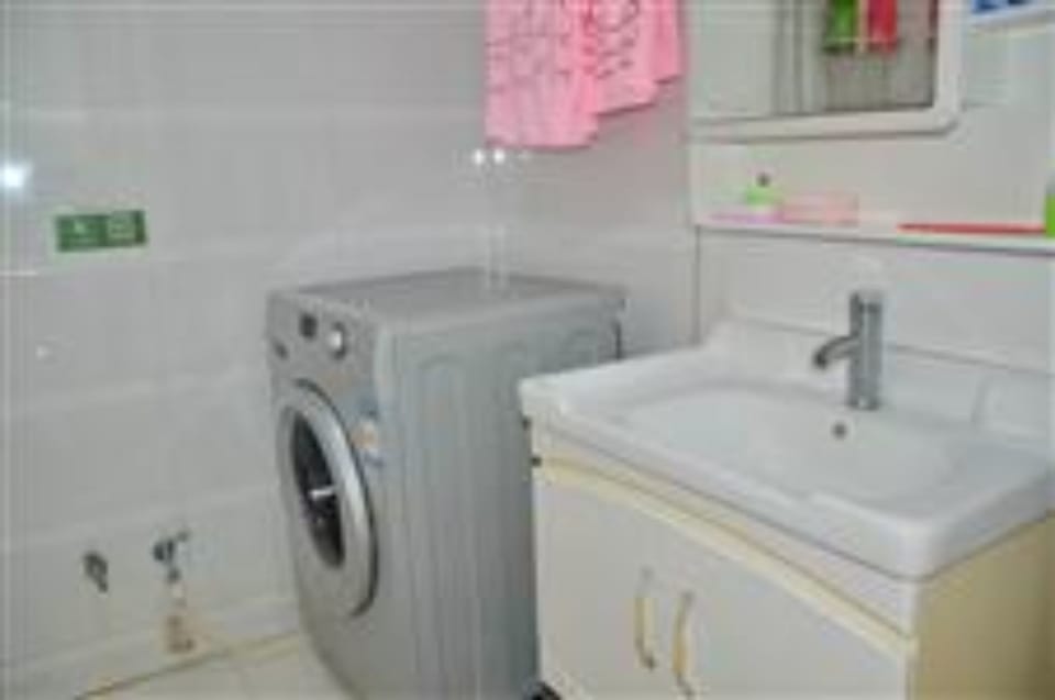 Two-Bedrooms Apartment | Bathroom | Shower, free toiletries, hair dryer, slippers