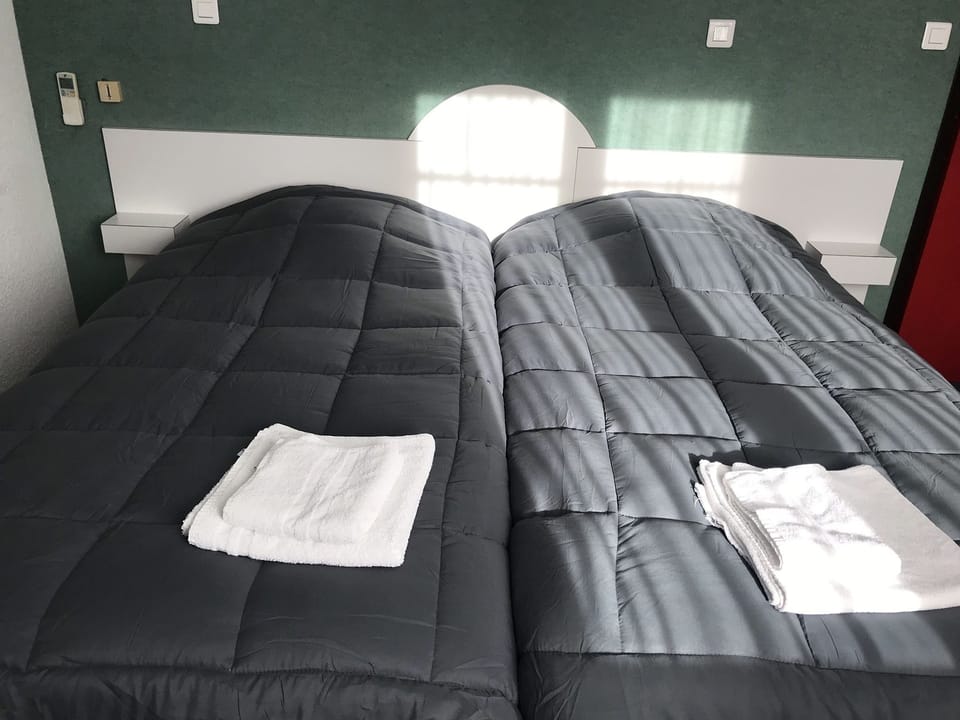 Desk, soundproofing, free WiFi, bed sheets