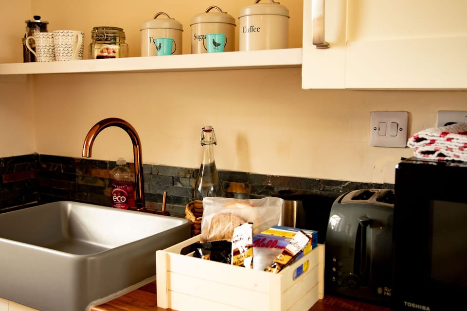 Comfort Studio Suite, 1 Double Bed, Courtyard View, Beachside | Private kitchenette | Fridge, eco-friendly cleaning products