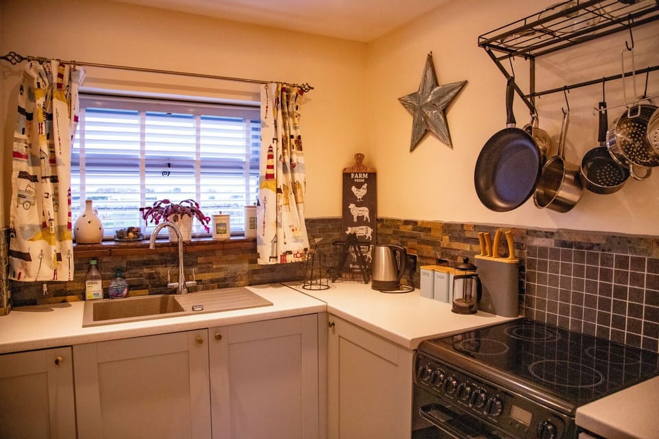 Family Cottage, 3 Bedrooms, Partial Sea View, Beachside | Private kitchen | Fridge, eco-friendly cleaning products