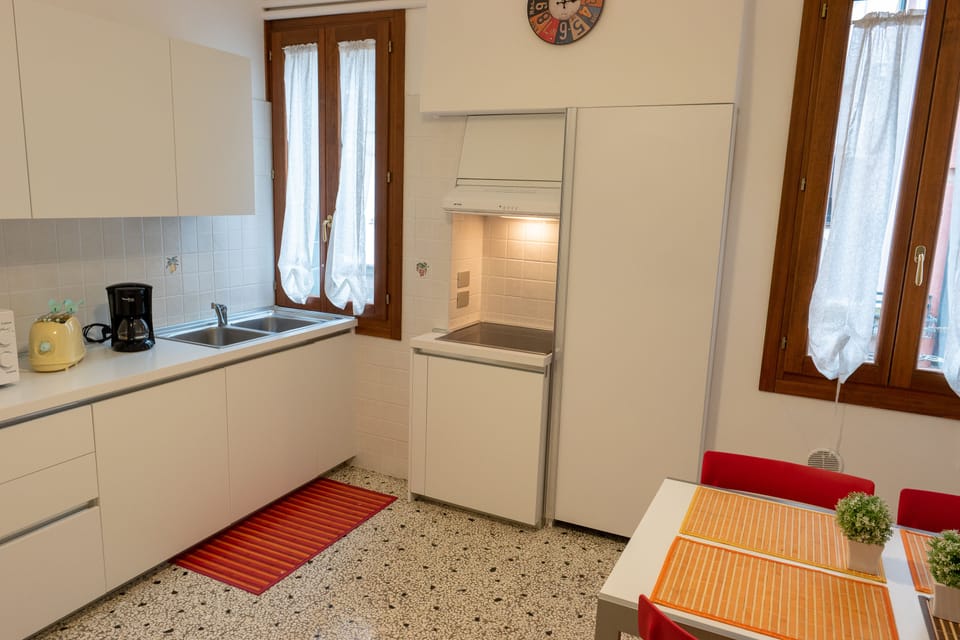 City Apartment | Private kitchen | Full-size fridge, microwave, espresso maker, coffee/tea maker