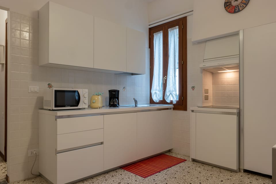 City Apartment | Microwave